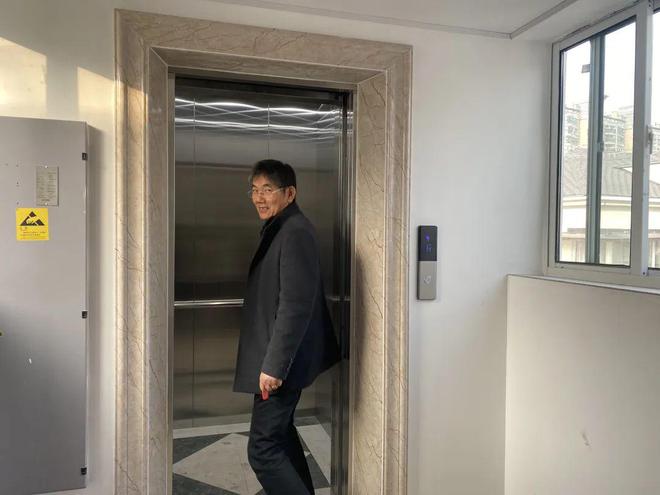 best365官网登录入口第一周发了电梯卡老邻居们乘着电梯步入新年