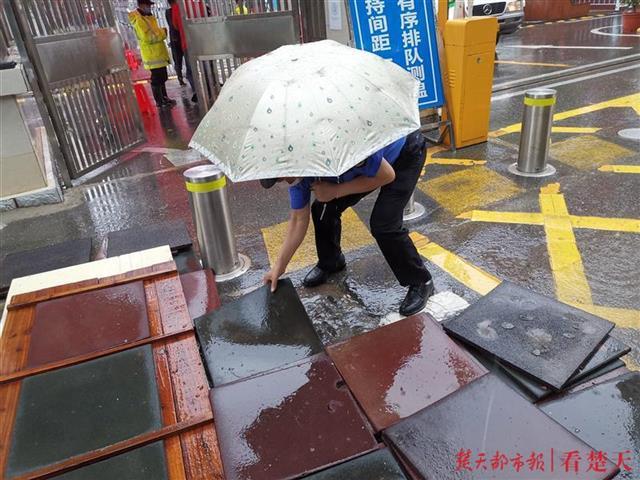 best365官网登录入口贴心护考！洪山队员在考点门口铺设防滑垫