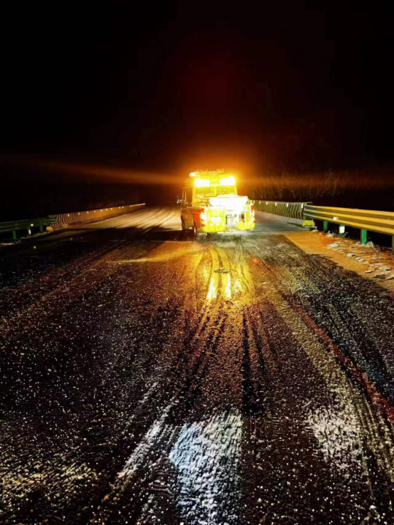 best365合肥市公路管理服务中心庐江分中心做好群众出行的“防滑链”(图2)
