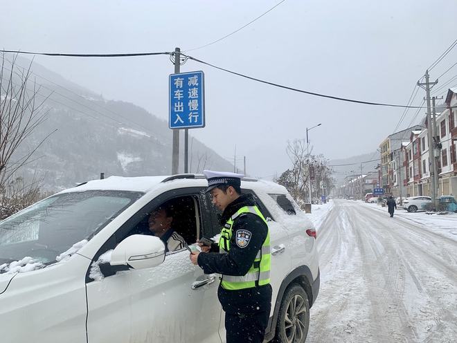 best365寒潮降雪！恩施多处道路结冰各地全力迎战防滑链条销量暴增…(图3)