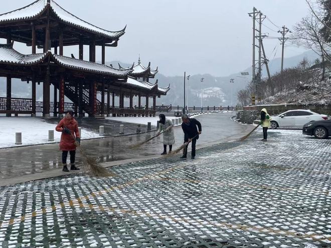 best365寒潮降雪！恩施多处道路结冰各地全力迎战防滑链条销量暴增…(图4)