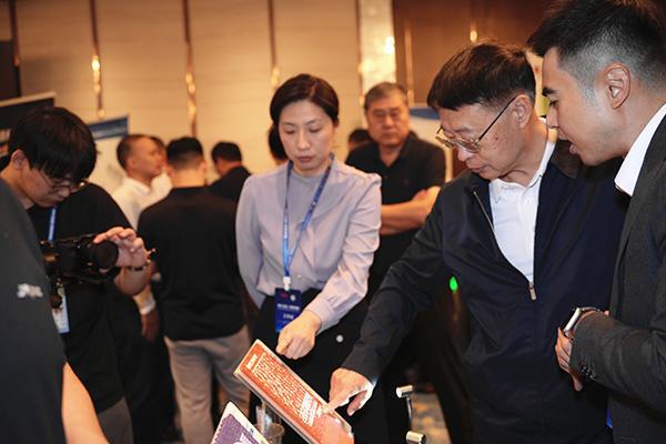best365杰锐体育聚焦跑道卷材挤出工艺共话体育场馆未来(图3)