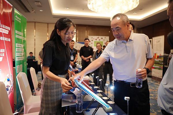 best365杰锐体育聚焦跑道卷材挤出工艺共话体育场馆未来(图2)